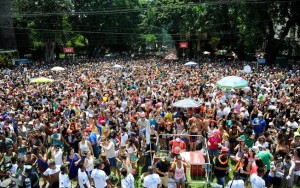 Urinar na rua no carnaval pode render multa de R$ 500 ao folião em SP