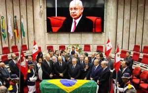 Corpo do ministro Teori Zavascki é enterrado em Porto Alegre