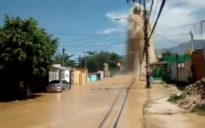 Rompimento de tubulação da Cedae causa estragos na zona oeste do Rio de Janeiro 