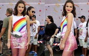 Bruna Marquezine chama a atenção com body fio dental e saia transparente