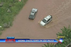 Chuva forte deixa toda capital paulista em estado de atenção para alagamentos
