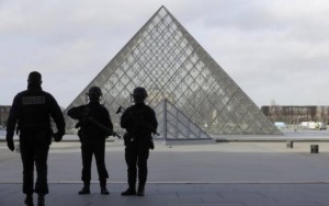 Museu do Louvre reabre após atentado terrorista; suspeito tuitou antes de ataque