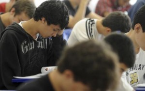 Projeto suspende portaria do Ministério da Educação que reduziu teto do Fies