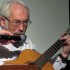 Nobel de Física explica ciência por meio de violão para alunos no Brasil