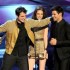 Robert Pattinson, Kristen Stewart e Taylor Lautner roubam a cena no ‘People’s Choice Awards’
