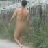 Imagens mostram homem nu andando em avenida no interior de SP