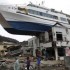 No Japão, onda de tsunami fez navio parar em cima de casa