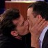 Em programa de TV, Charlie Sheen beija o apresentador Jimmy Kimmel na boca