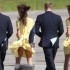 Kate Middleton é supreendida por rajada de vento, que levanta seu vestido