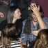 Ashton Kutcher aparece com nova namorada parecida a Demi Moore
