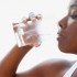 Consumir água faz bem à saúde e ajuda na perda de peso