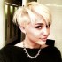 Miley Cyrus causa polêmica ao aparecer com o cabelo curtinho