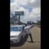 Em ataque de fúria, homem quebra vidro de carros parados em fila dupla