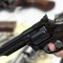 Comércio de armas avança no Facebook sem controle