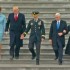 No carro blindado “A Besta”, Trump participa de parada em direção à Casa Branca
