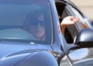 lindsay-lohan-fumando-enquanto-dirige-um-maserati-em-los-angeles