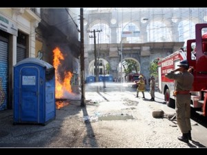 moradoes-queimaram-banheiros-quimicos-como-protsto-na-lapa