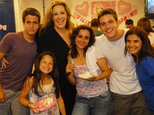 claudia-raia-ganha-bolo-de-elenco-de-novela-em-aniversario