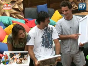 peos-recebem-quadros-com-fotos-da-familia