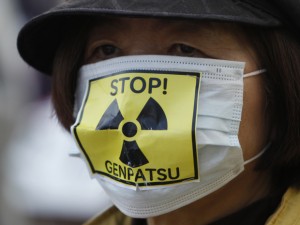 mnifestante-protesta-contra-usinas-nucleares