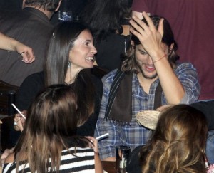 ashton-kutcher-e-a-nova-namorada