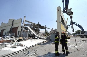 escombros-fabrica-terremoto-italia